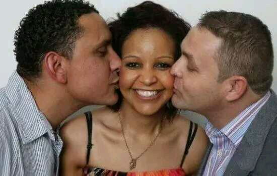 刷新你的三观夫妻,有人拿眼镜蛇当老婆