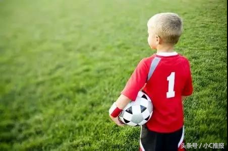 作为家长，应该如何正确引导孩子对足球的兴趣呢？