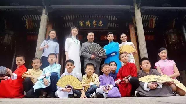 我们期待，越秀山下每个新老广州人，都能用地道粤语愉快交谈