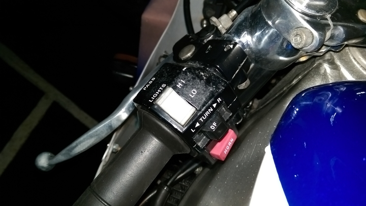 试驾89款雅马哈TZR250二冲程运动摩托车