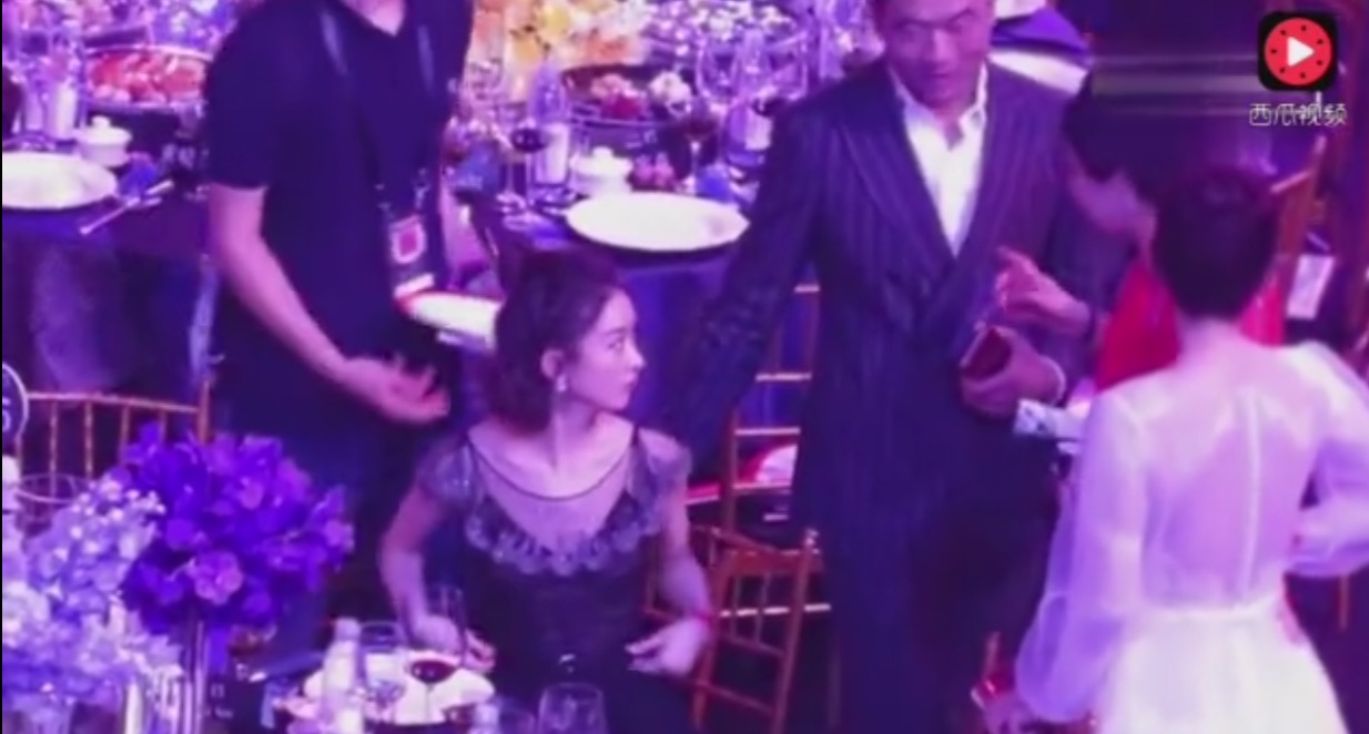 赵丽颖芭莎慈善夜吃东西,芭莎慈善夜赵丽颖大口进食不做作