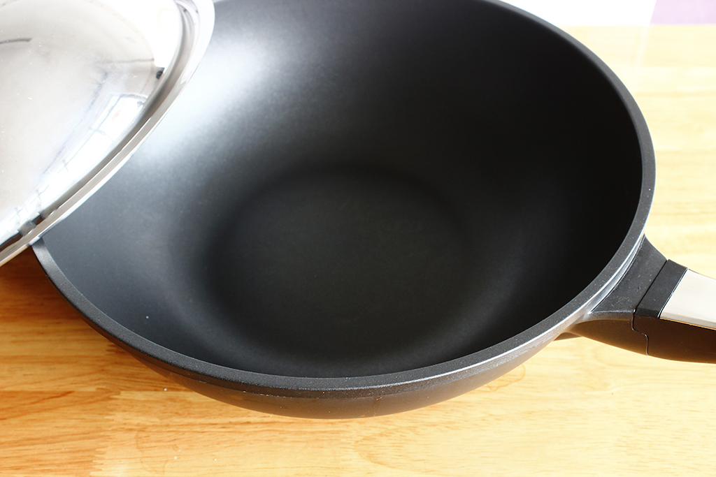 爱妻智能炒锅怎么样,爱妻智能锅不粘锅