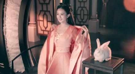 赵丽颖代言德芙巧克力广告视频,赵丽颖代言德芙巧克力的礼服