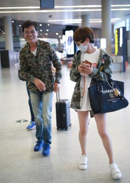 谢楠和谢楠同框,谢楠穿条纹西装走机场