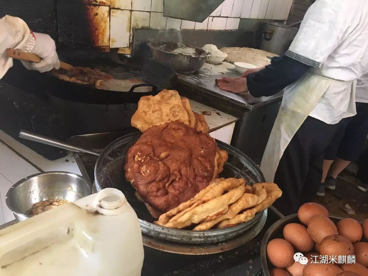 别熬夜了，明天早起2小时，去吃这家早餐限量1000份的油饼吧！