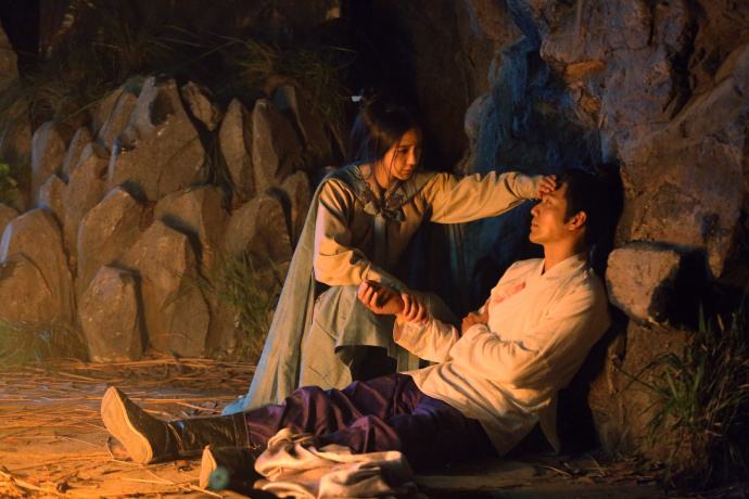 采药人误入山洞无意救下受伤龙王,采药女救下掉下山崖的女人动漫