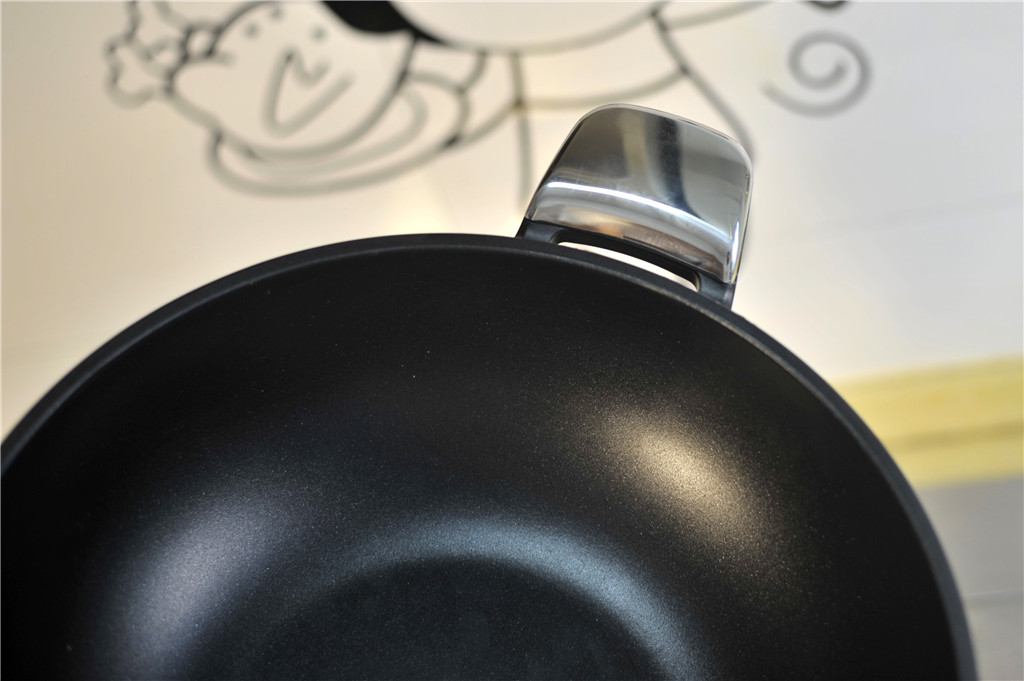 不会烧菜怎么办?这个智能锅比单看菜谱靠谱得多