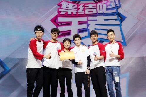 吴昕对潘玮柏动心了吗,潘玮柏吴昕一起唱歌吴昕不断跑调