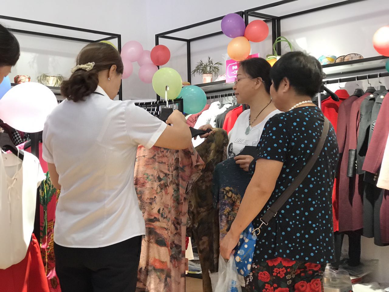 服装店经营技巧和话术怎么写,服装店运营技巧与手法