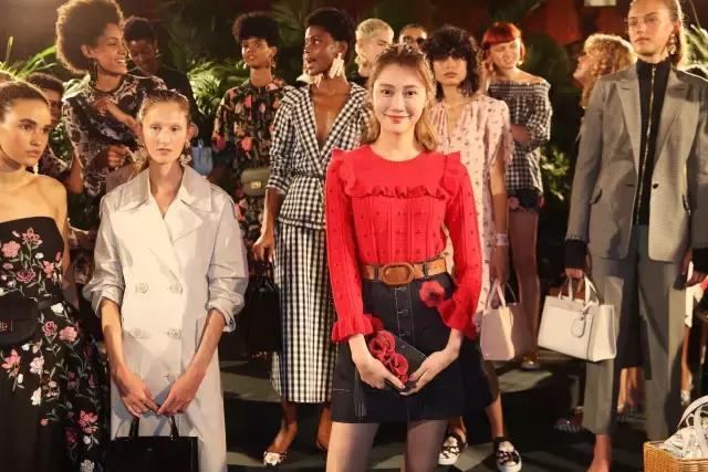 杨幂李易峰现身米兰街头,李易峰怎么穿杨幂的衣服