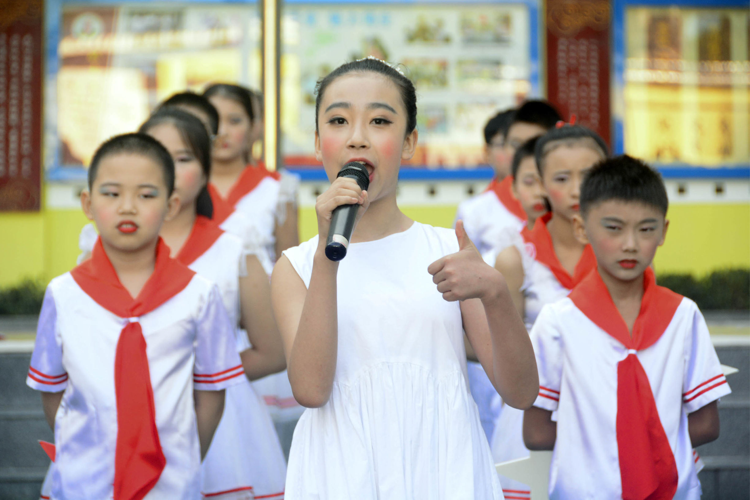 巴州三小学升国旗,三小升国旗仪式