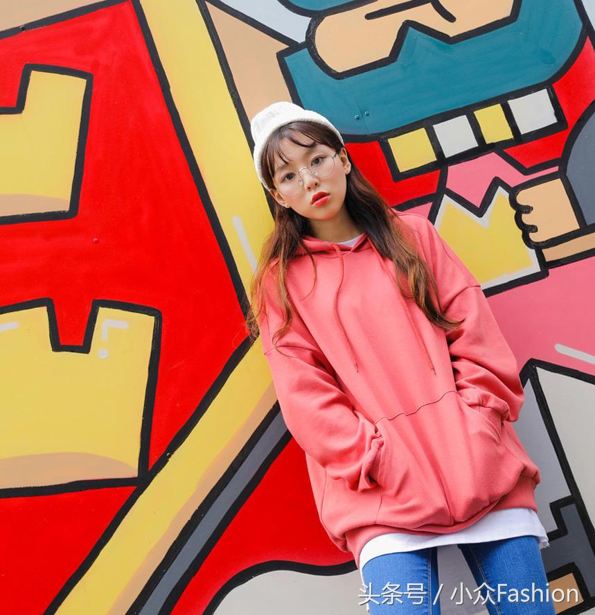 韩国女生卫衣搭配图片,适合女汉子卫衣穿搭拍照姿势教程