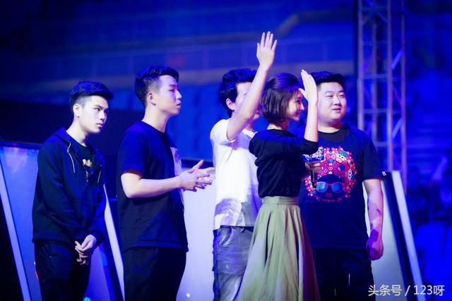 《英雄联盟》竞迹嘉年华：天佑加入SSMISS骚男率主播挑战职业队