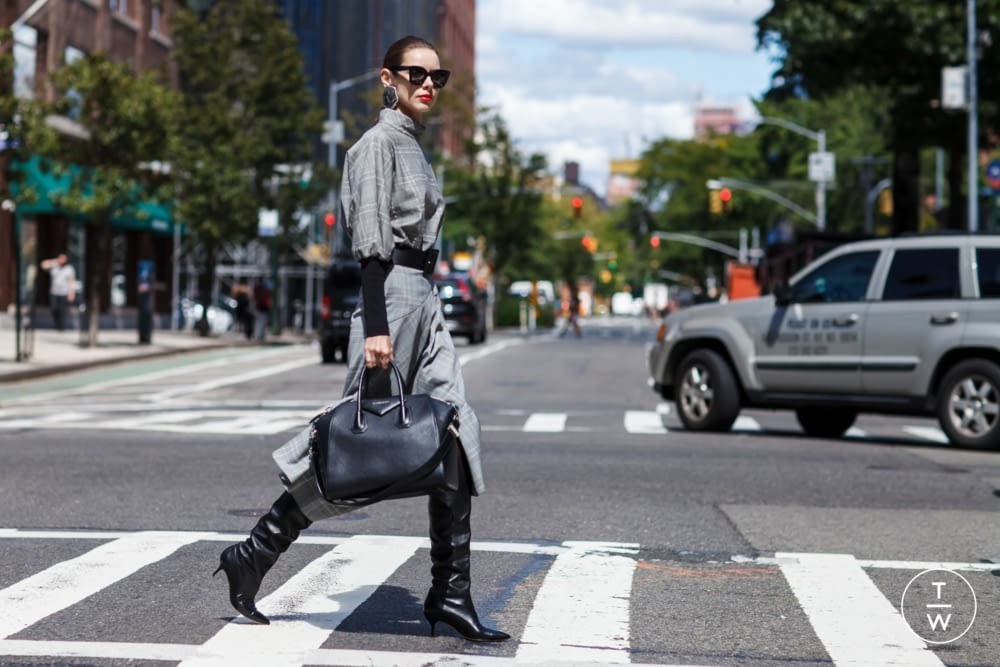 中国人国外狂买奢侈品，外国店员都会发中文朋友圈了