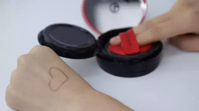 超级好用的人气气垫推荐给大家,这是我用过最好用的粉底配音