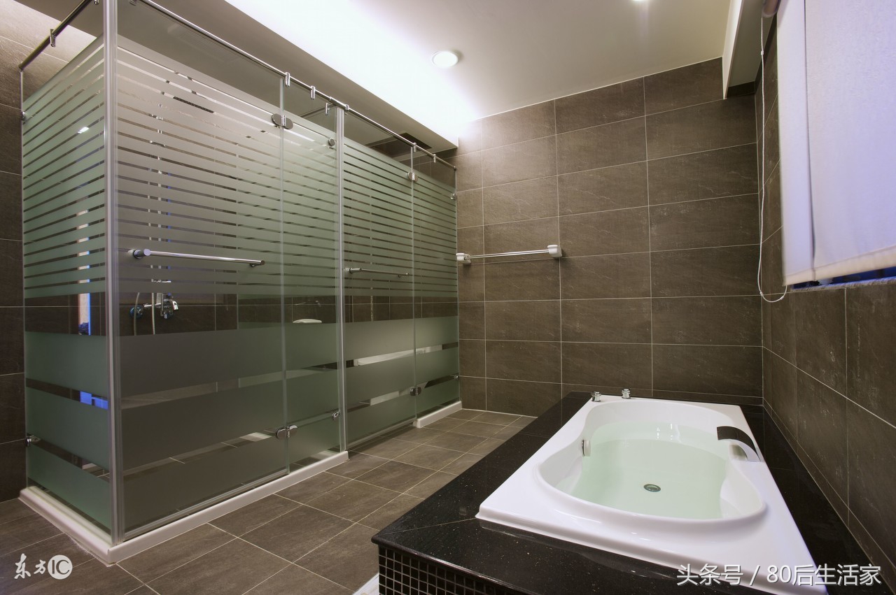 淋浴瓷砖和浴室瓷砖不一样,瓷砖上再贴瓷砖