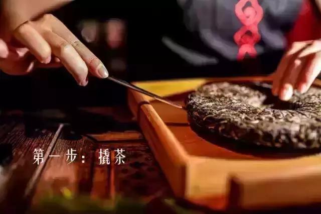 最简单实用的普洱茶解茶小技巧,普洱茶茶饼冲泡步骤说明