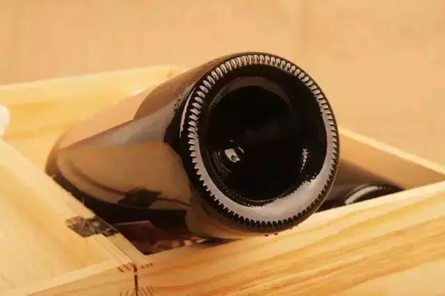 酒杯底部为什么有半圆凸起,酒杯底部有个杏字