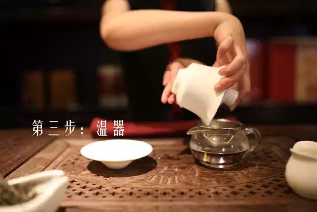 最简单实用的普洱茶解茶小技巧,普洱茶茶饼冲泡步骤说明