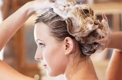 发根起痘痘是怎么回事,发根长了痘痘怎么回事