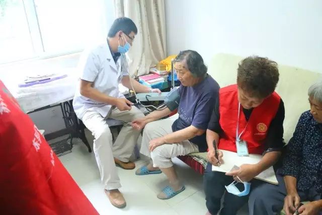 爱心行动关爱孤寡老人,孝行天下关爱空巢老人送医上门