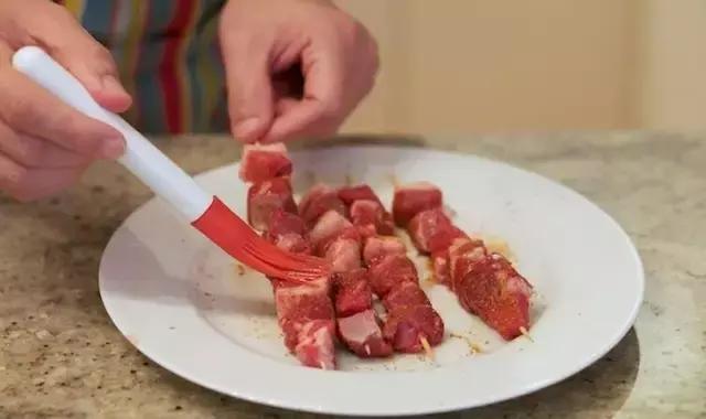 不用炭炉一样做出火气十足的羊肉串