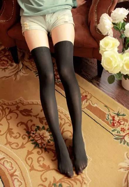 绝对领域的福利：过膝袜与短裙之间的那一抹暖色
