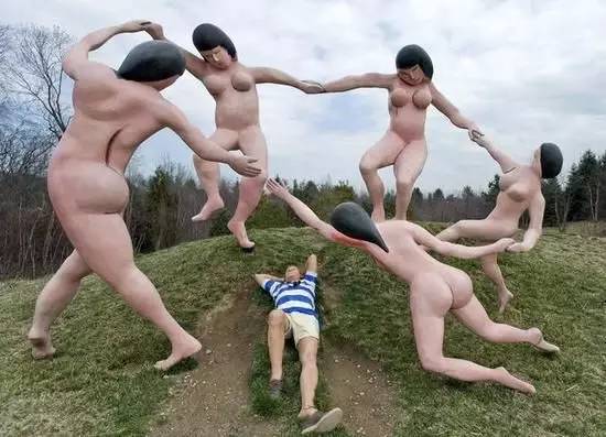 世界十大奇葩的雕塑,节操碎一地图片