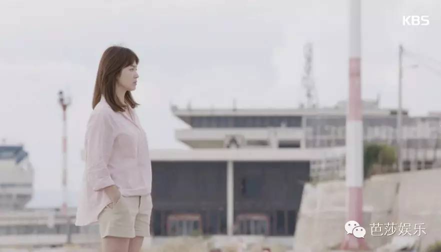 太阳的后裔为啥选宋仲基,太阳的后裔宋仲基帮宋慧乔扎头发