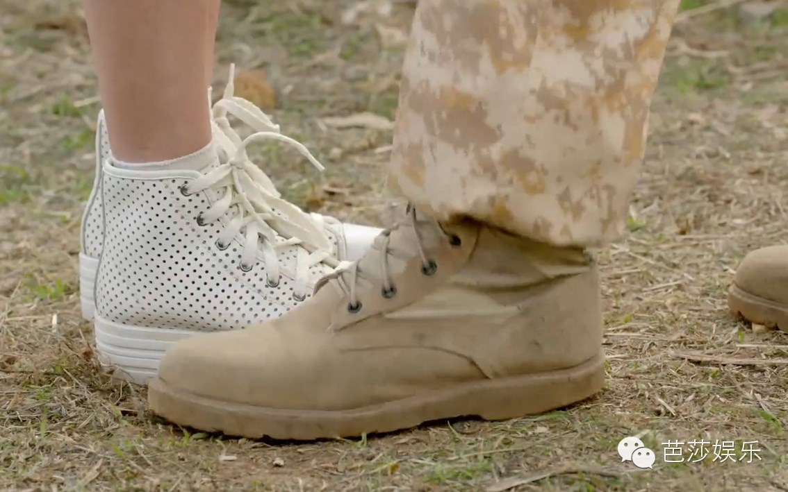 太阳的后裔为啥选宋仲基,太阳的后裔宋仲基帮宋慧乔扎头发