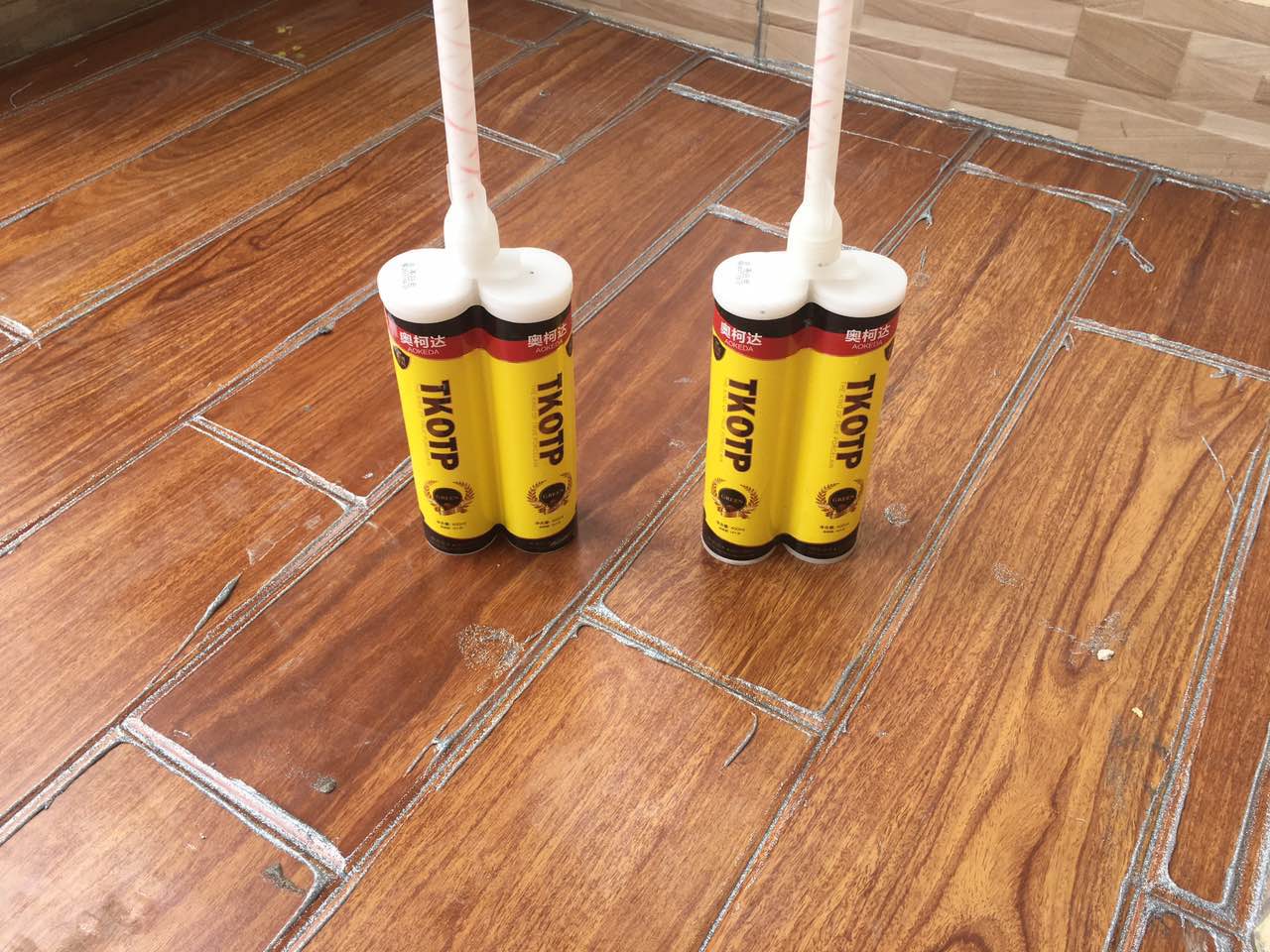 仿古砖美缝能用平板刮吗,仿古砖美缝用生石灰可以吗