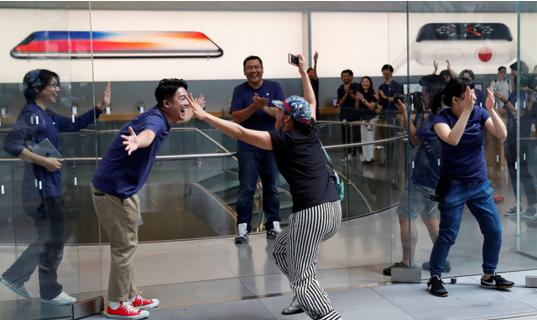 中国人不爱iPhone了?日本果粉排长队购买,拿到新机后欢呼雀跃!