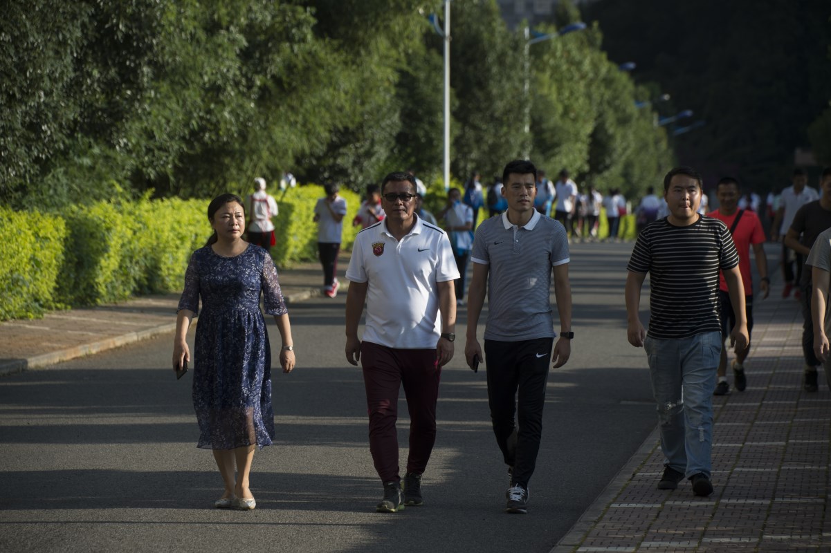 上海踢咖体育发展有限公司总经理郭伟一行访问兴义中学