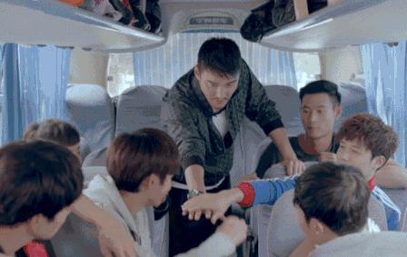 mike帅气腹肌,mike露腹肌