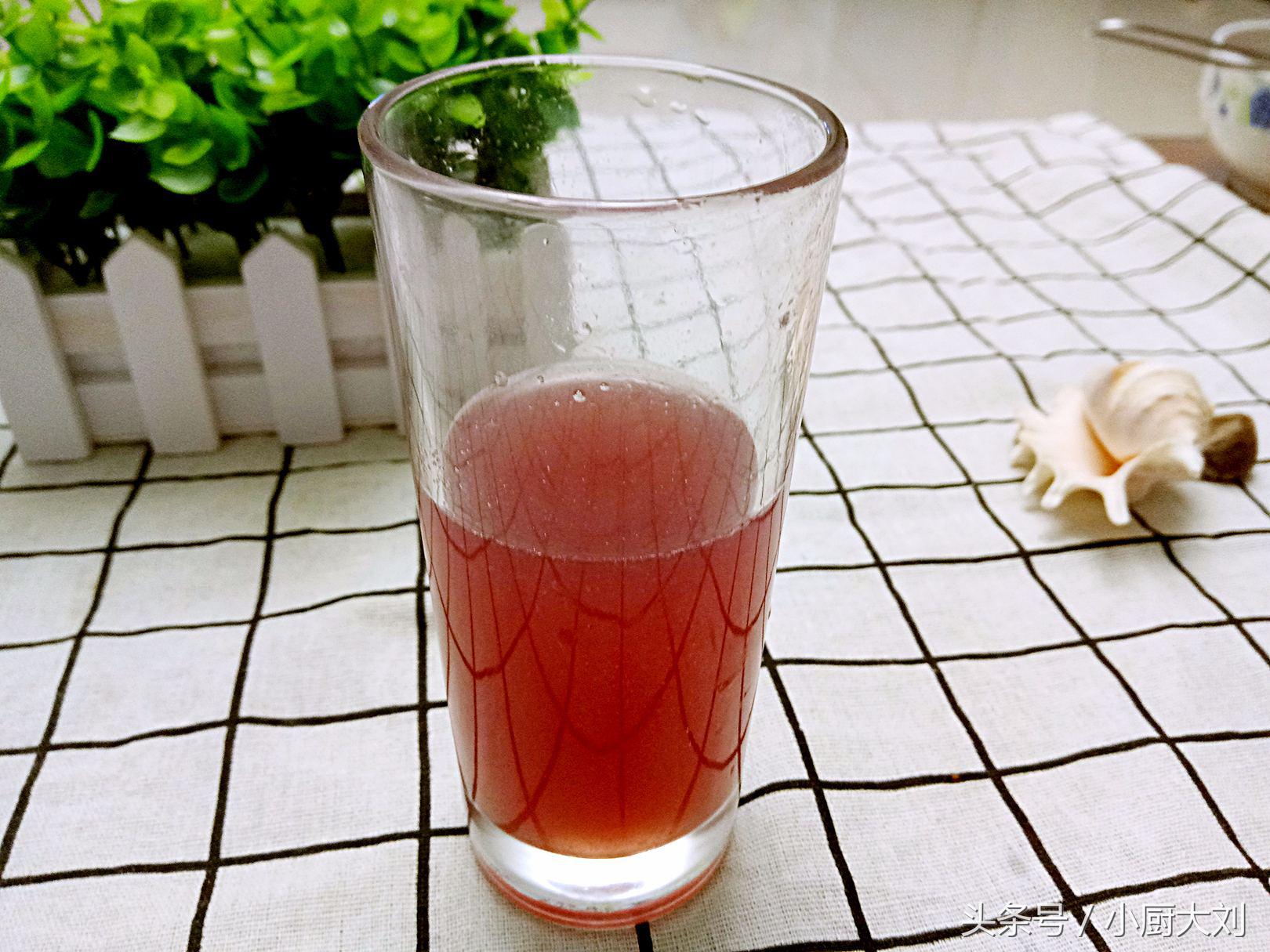 别问我葡萄酒怎么做，也别问酒杯是否为专业定制，因为我已经醉了