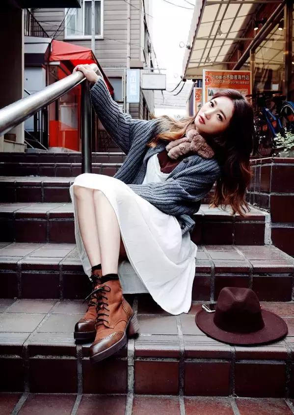 毛衣开衫怎么搭配衣服好看,暗红色开衫和浅蓝色开衫哪个好看