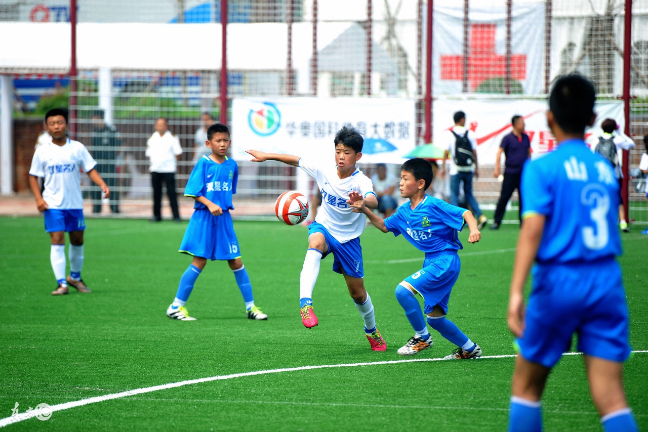 想让孩子学踢足球应该去哪里学,让孩子踢球锻炼