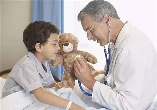 幼儿园呕吐发烧事件,孩子幼儿园发生集体呕吐事件