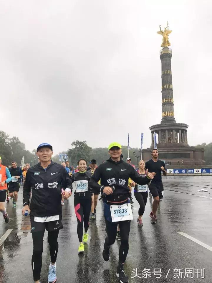 一位80多岁的老爷爷跑马拉松,71岁老人马拉松100公里