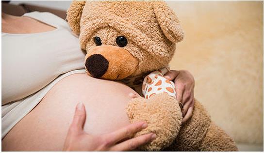 孕晚期羊水少能不能顺产,医生说羊水特别少建议引产