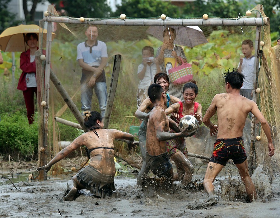 泥地足球赛完整版,泥地足球比赛视频大全