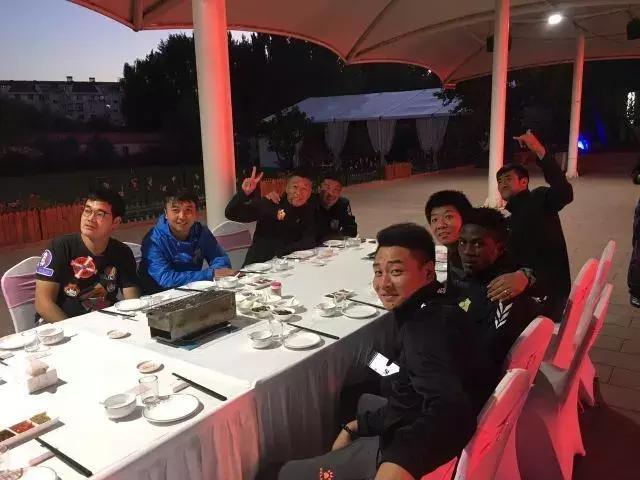 庆十一小飞侠教练集体打call唐尧东出席提供宝贵经验