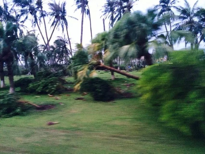 在三亚的沙滩上晒太阳,三亚海边晒太阳