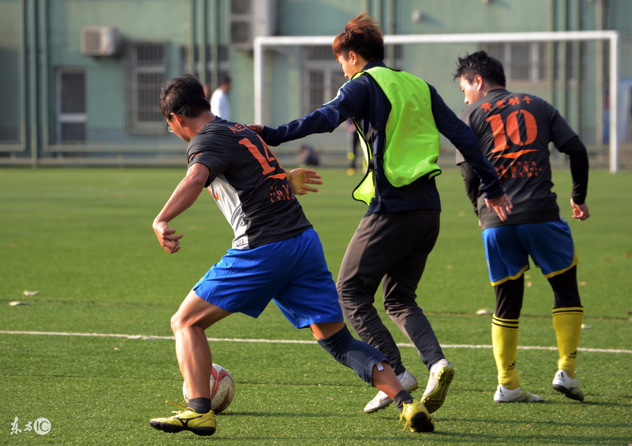 怎么样踢足球才是最好的,怎么去踢职业足球