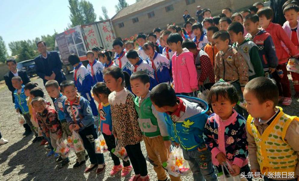 暖流志愿者,志愿者慰问贫困学生送爱心送温暖