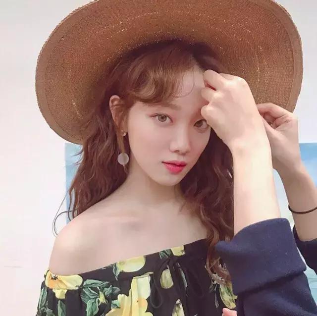 自卷法式刘海简单版,现在最火的刘海自制