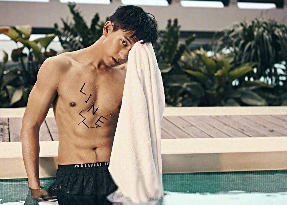 李现女友疑曝光，饭后一同回公寓，女方曾是校花