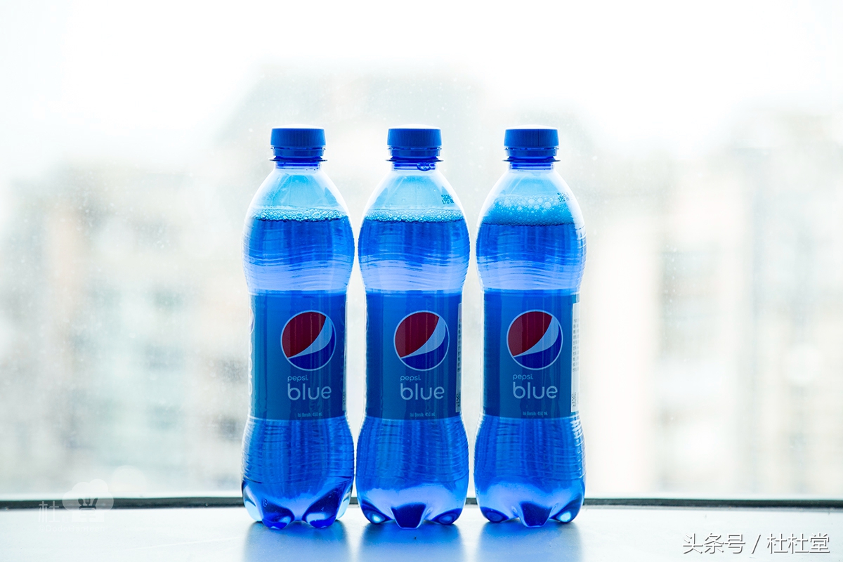用一杯可乐做出四瓶饮料,用蓝色可乐做酒