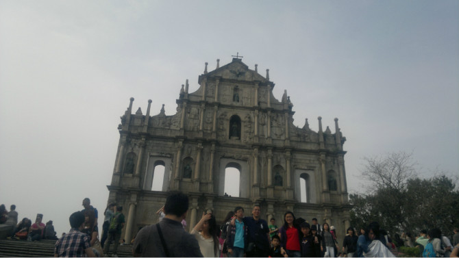 澳门大三巴牌坊大炮台对准哪里,澳门大三巴牌坊大炮台