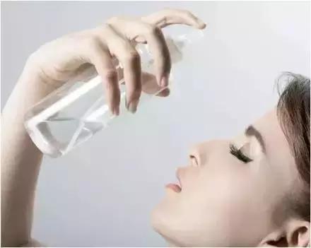 不需要任何定妆喷雾,只用一次定妆喷雾